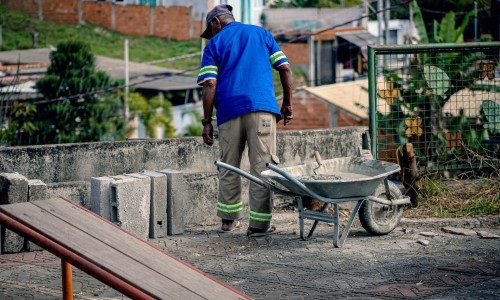 Secretaria de Obras de VR revitaliza áreas de lazer no Roma
